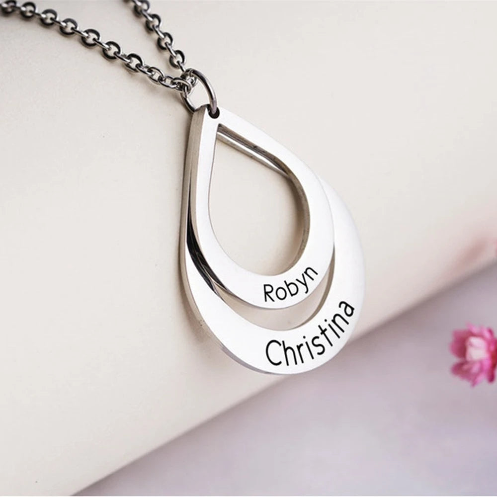 PRINCESS JEWELRY® Collana con Pendente a forma di Goccia Personalizzata con Nomi in Acciaio Inossidabile Placcato Oro 18 Kt (3 colori)