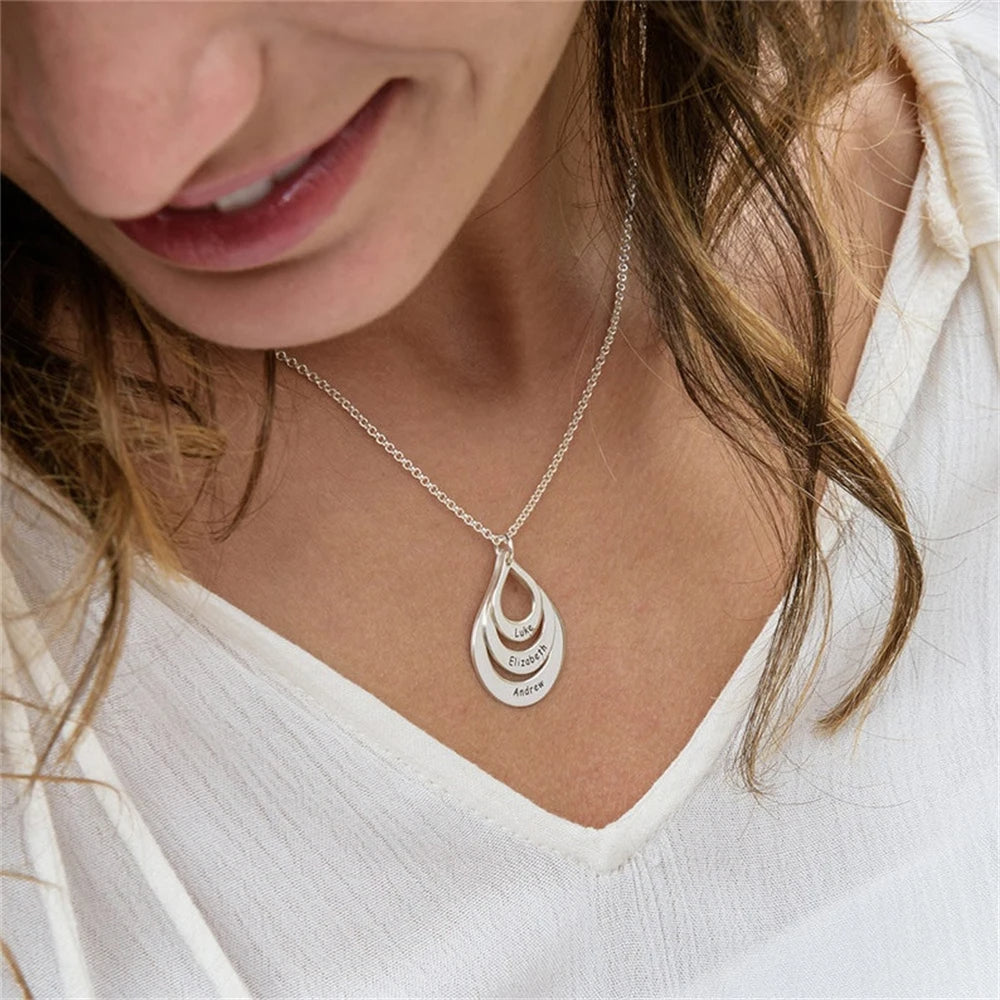PRINCESS JEWELRY® Collana con Pendente a forma di Goccia Personalizzata con Nomi in Acciaio Inossidabile Placcato Oro 18 Kt (3 colori)